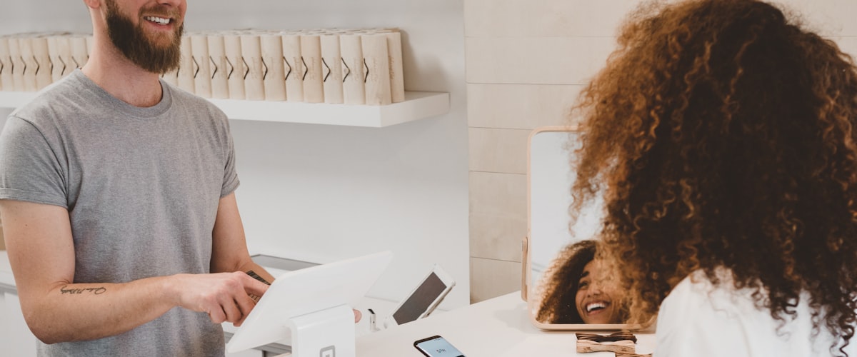 全球物流网络与供应链数据可视化地图，展示实时库存与物流动态